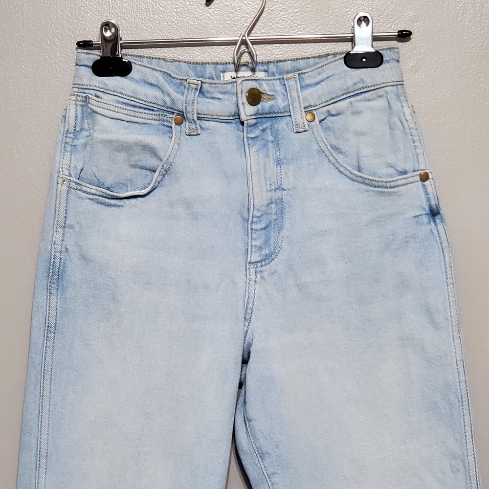 Wrangler Womens Mom Jeans Light Wash High Rise Cropped Size 26x28 - Picture 2 of 11